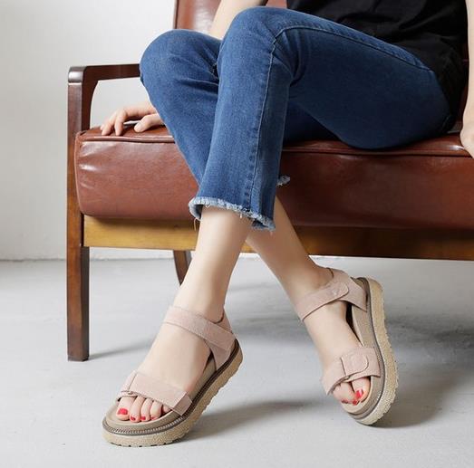 简约松糕凉鞋搭配：夏日一双凉鞋就够了（图）