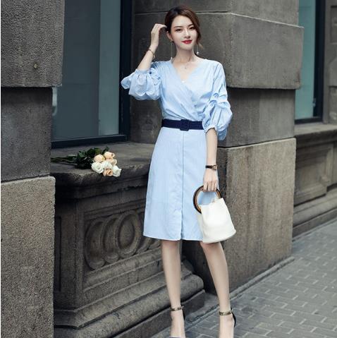 高跟凉鞋搭配灯笼袖收腰V领连衣裙：凸显优雅女人味