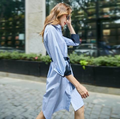 高跟凉鞋搭配灯笼袖收腰V领连衣裙：凸显优雅女人味