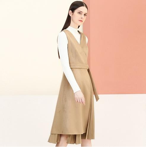 什么上衣搭配百褶V领背心裙才时髦：沉稳干练（图）