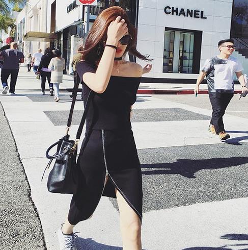 白T搭配开衩式系绳牛仔半身裙：5款打造百变风格