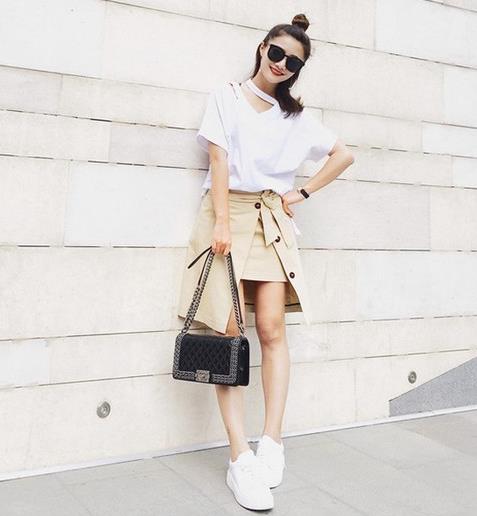 白T搭配开衩式系绳牛仔半身裙：5款打造百变风格
