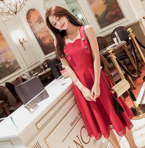 条纹露背系带雪纺连衣裙:时尚连衣裙彰显端庄知性 条纹露背系带雪纺连衣裙:时尚连衣裙彰显端庄知性