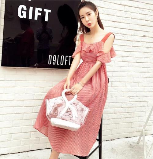 条纹露背系带雪纺连衣裙：时尚连衣裙彰显端庄知性