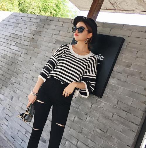 几款时尚亮眼的条纹针织衫:让你气质又有型(图) 几款时尚亮眼的条纹针织衫:让你气质又有型(图)