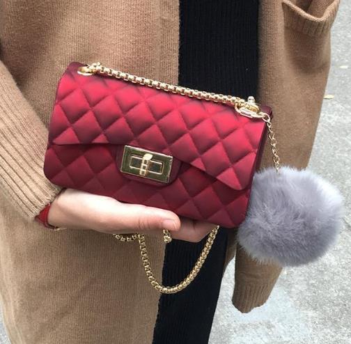 江疏影同款链条斜挎包搭配：帅气时髦又大气（图）