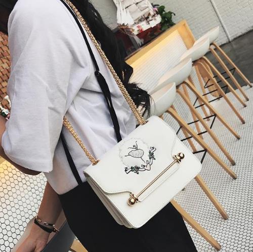 江疏影同款链条斜挎包搭配：帅气时髦又大气（图）