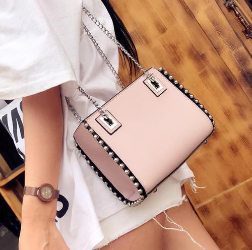 江疏影同款链条斜挎包搭配：帅气时髦又大气（图）