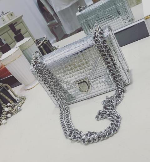 江疏影同款链条斜挎包搭配:帅气时髦又大气(图) 江疏影同款链条斜挎包搭配:帅气时髦又大气(图)