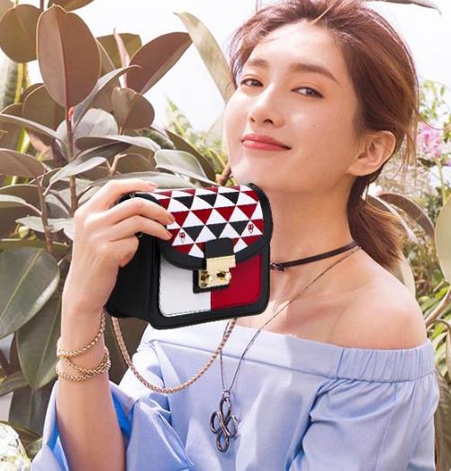 江疏影同款链条斜挎包搭配:帅气时髦又大气(图) 江疏影同款链条斜挎包搭配:帅气时髦又大气(图)