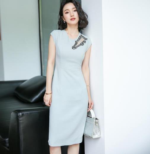 30岁的女人最正确的穿法:高端黑色连衣裙搭配(图) 30岁的女人最正确的穿法:高端黑色连衣裙搭配(图)