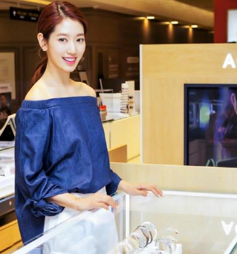 6款时尚镂空刺绣牛仔衬衫:帅气性感又百搭(图) 6款时尚镂空刺绣牛仔衬衫:帅气性感又百搭(图)