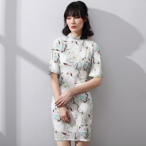 大翻领无袖A字裙搭配：凸显青春俏皮学院风（图)