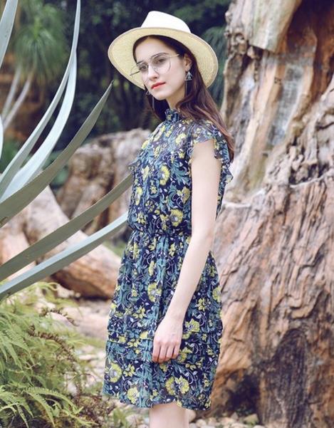 休闲大摆V领长裙搭配:经典不俗气V领长裙分享(图) 休闲大摆V领长裙搭配:经典不俗气V领长裙分享(图)