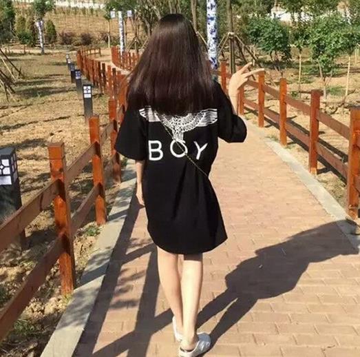 中长T恤搭配帆布鞋：打造夏日可爱俏皮范儿