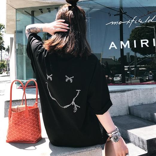 中长T恤搭配帆布鞋：打造夏日可爱俏皮范儿