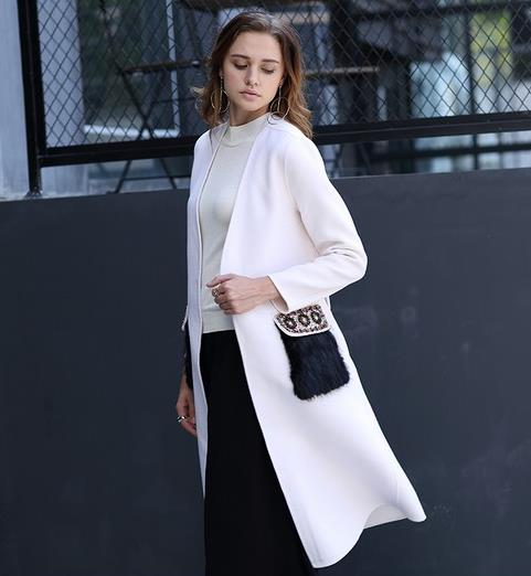 中长款双面羊绒大衣怎么搭配鞋子：彰显个性（图）