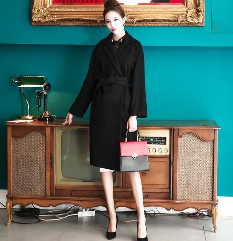 长款毛衣搭配中长款翻领呢外套：暗藏显瘦小心机