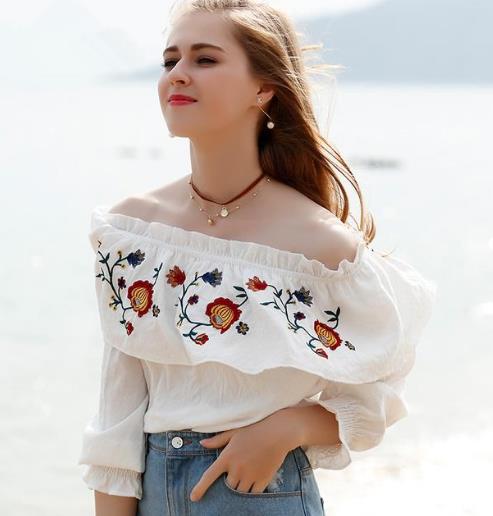 高腰裤搭配一字领露肩喇叭袖雪纺衫：优雅迷人（图）