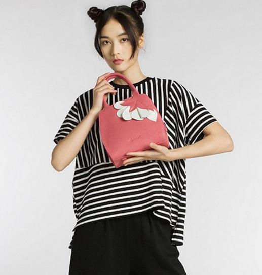 夏日出门必备品:亮片拉链小包的多种搭配(图) 夏日出门必备品:亮片拉链小包的多种搭配(图)