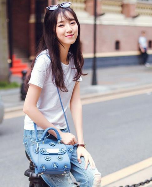 夏日出门必备品：亮片拉链小包的多种搭配（图）