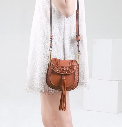 夏日出门必备品：亮片拉链小包的多种搭配（图）