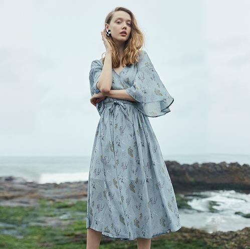 早秋韩版印花连衣裙:新款印花连衣裙彰显独特魅力(图) 早秋韩版印花连衣裙:新款印花连衣裙彰显独特魅力(图)