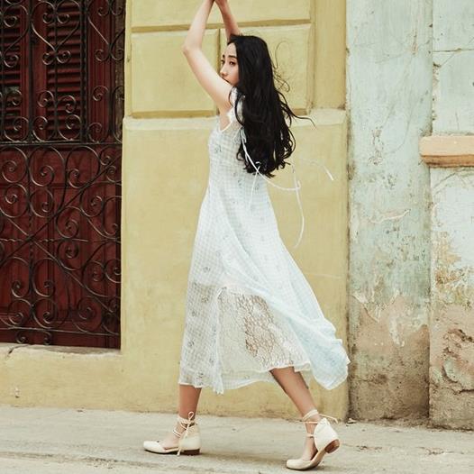 印花格子连衣裙搭配：有连衣裙夏天就该裙角飞扬