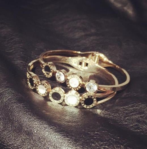 玫瑰金女手镯搭配：高雅时尚手镯推荐