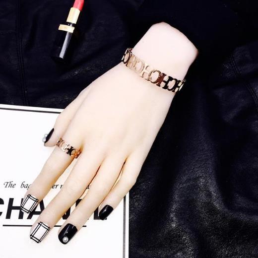 玫瑰金女手镯搭配：高雅时尚手镯推荐