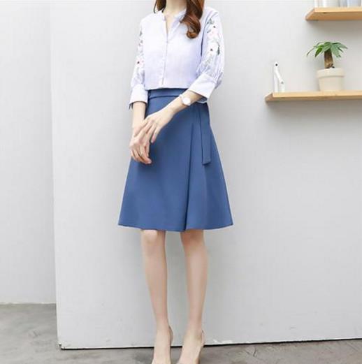 早秋长袖蕾丝连衣裙：打造窈窕曼妙身姿