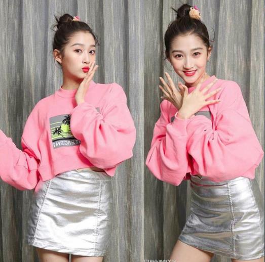 早秋小皮裙搭配：小皮裙性感显瘦凹出好身材