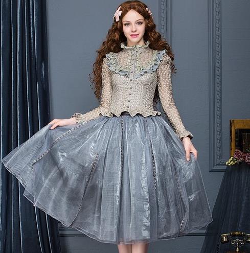 竖条纹开叉半身裙怎么搭配上衣：打造文艺范儿（图）