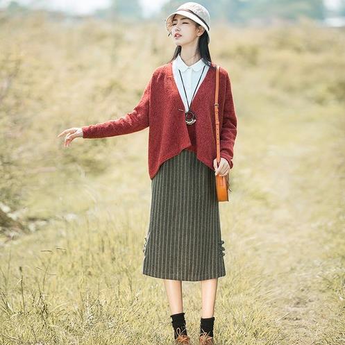 竖条纹开叉半身裙怎么搭配上衣：打造文艺范儿（图）