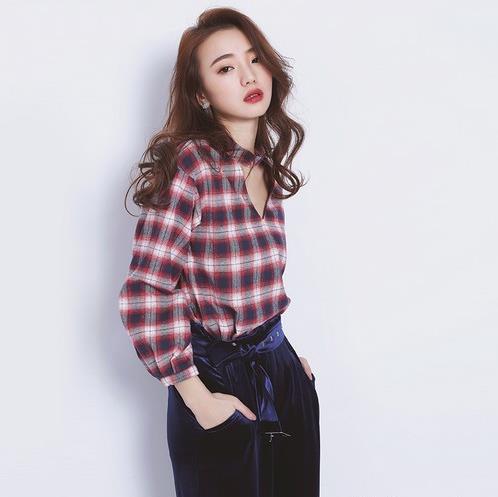 小脚裤搭配印花露肩雪纺衫：5款雪纺衫彰显性感典雅