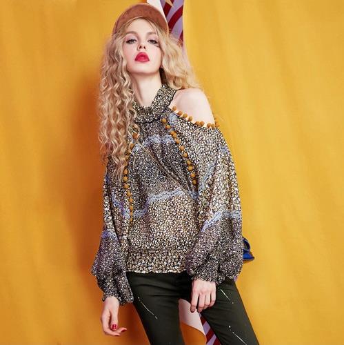 小脚裤搭配印花露肩雪纺衫：5款雪纺衫彰显性感典雅