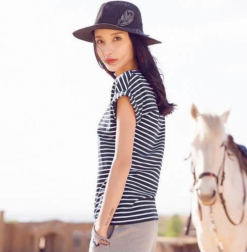 网纱裙搭配七分袖V领T恤：5款T恤凸显淑女范（图）