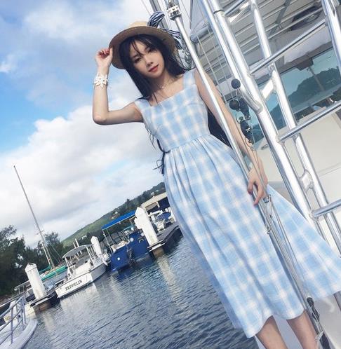 格纹吊带连衣长裙怎么搭配:性感优雅长裙推荐(图) 格纹吊带连衣长裙怎么搭配:性感优雅长裙推荐(图)