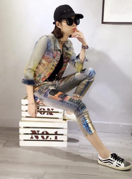 高腰刺绣宽松牛仔裤怎么搭配上衣：轻松打造大长腿