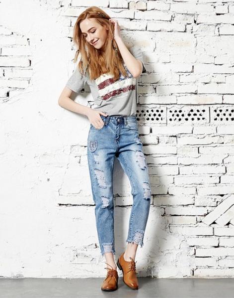 高腰刺绣宽松牛仔裤怎么搭配上衣：轻松打造大长腿