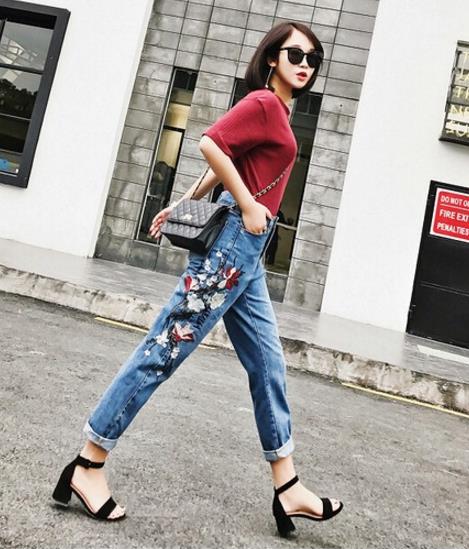 高腰刺绣宽松牛仔裤怎么搭配上衣：轻松打造大长腿