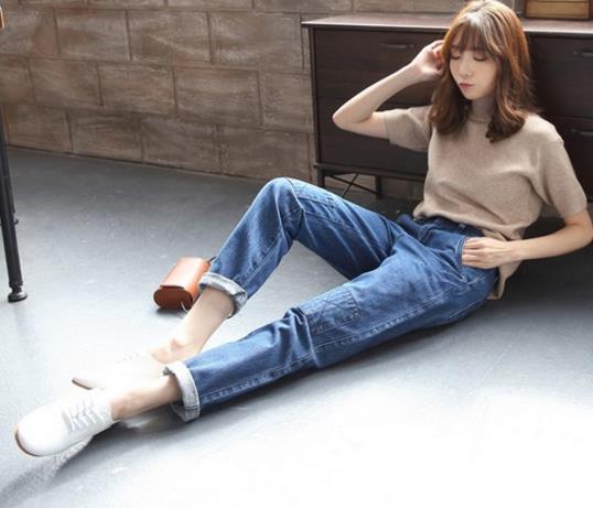 高腰刺绣宽松牛仔裤怎么搭配上衣：轻松打造大长腿