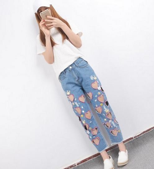 高腰刺绣宽松牛仔裤怎么搭配上衣：轻松打造大长腿