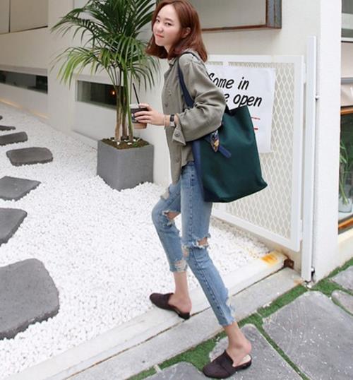 高腰刺绣宽松牛仔裤怎么搭配上衣：轻松打造大长腿