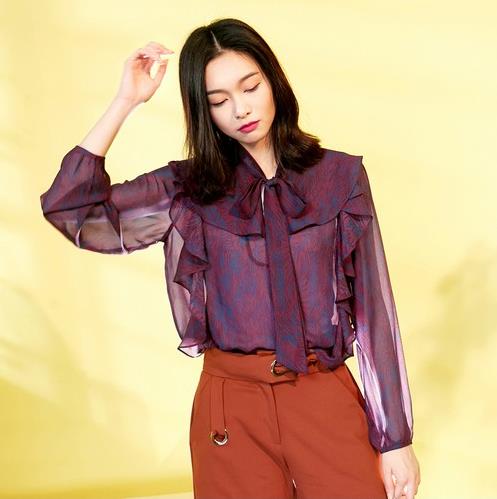 5款V领长袖雪纺衫搭配:彰显秋日休闲范儿(图) 5款V领长袖雪纺衫搭配:彰显秋日休闲范儿(图)