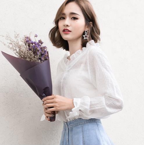 高腰裙搭配木耳边纯色衬衫:既性感又得体(图) 高腰裙搭配木耳边纯色衬衫:既性感又得体(图)