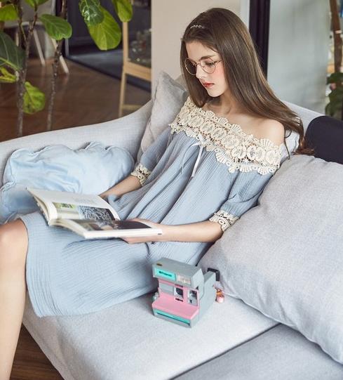 高腰裙搭配木耳边纯色衬衫:既性感又得体(图) 高腰裙搭配木耳边纯色衬衫:既性感又得体(图)