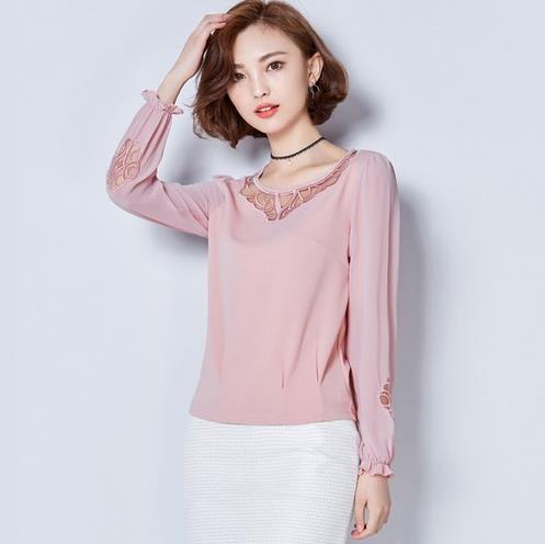 高腰裙搭配木耳边纯色衬衫：既性感又得体（图）