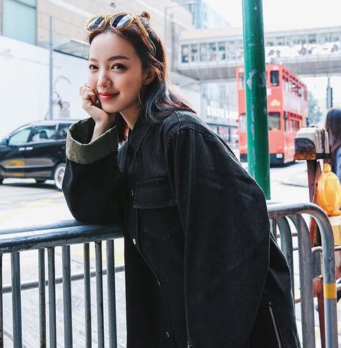 衬衫裙搭配水洗纯棉休闲牛仔外套：低调奢华有内涵