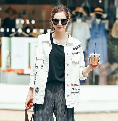 衬衫裙搭配水洗纯棉休闲牛仔外套：低调奢华有内涵